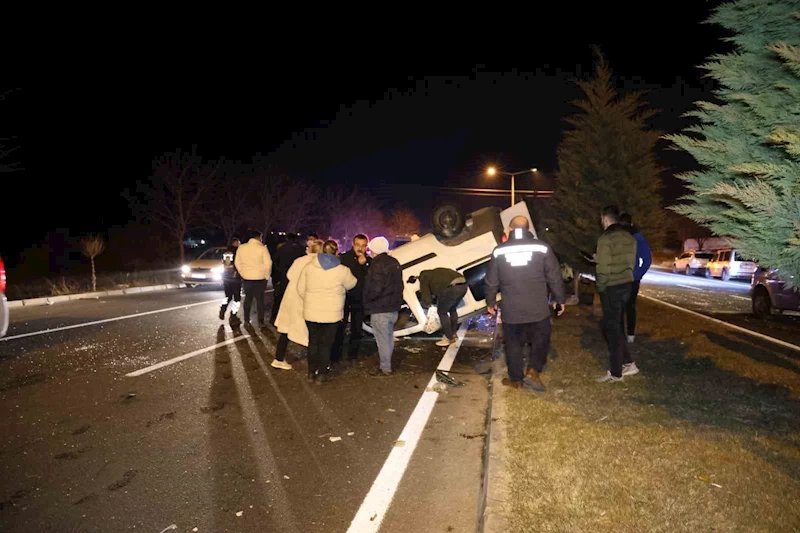 Tırın çaptığı hafif ticari araç takla attı: 2 yaralı
