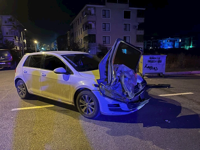 Sakarya’da ilginç kaza: Otomobilin kapısı, çarpıştığı aracın farında asılı kaldı
