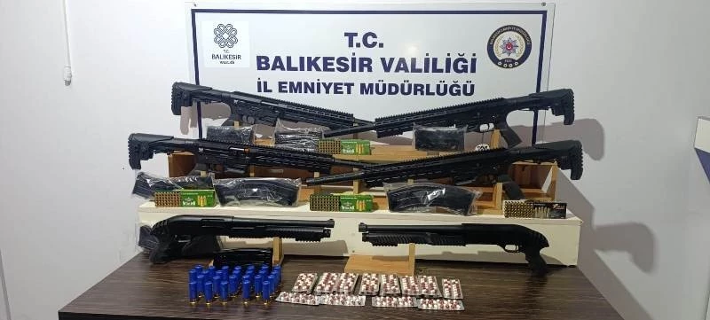 Balıkesir’de bir kadını darbeden şahsın evinde silahlar ele geçirildi
