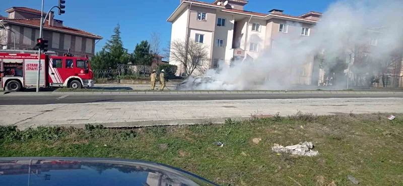 Arnavutköy’de seyir halindeki Fiat Tofaş otomobil alev topuna döndü
