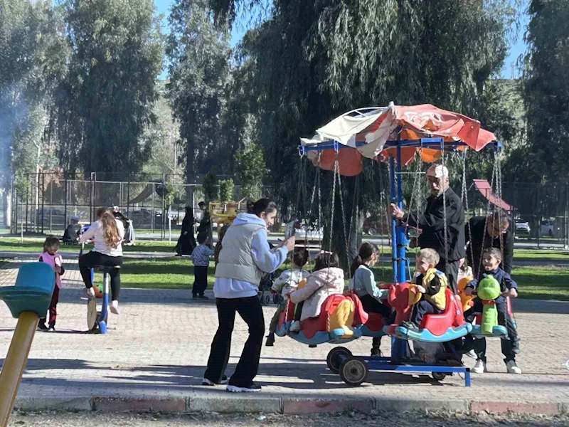 Sıcak havada piknik alanları doldu
