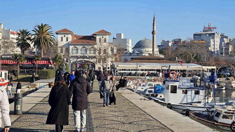 Ocak ortasında güneşli havayı gören Bandırmalılar sahile akın etti
