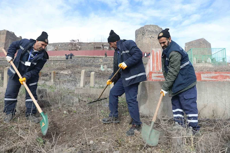 Diyarbakır’da mezarlıklarda temizlik çalışması
