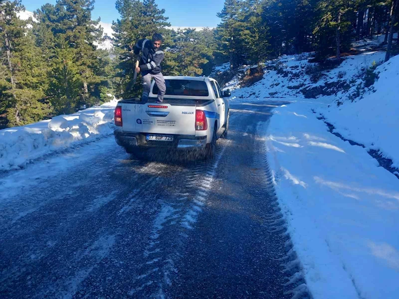 Alanya Taşatan yolunda tuzlama çalışması
