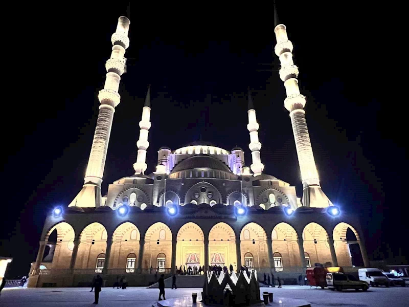 Regaip Kandili’nde Abdülhamid Han Camii doldu taştı
