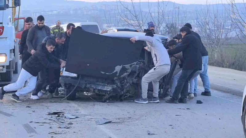 Bursa’da kamyon ile otomobil kafa kafaya çarpıştı: Araçta sıkışan sürücüyü vatandaşlar kurtardı
