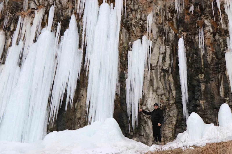 Diyadin’de 35 metrelik buz sarkıtları
