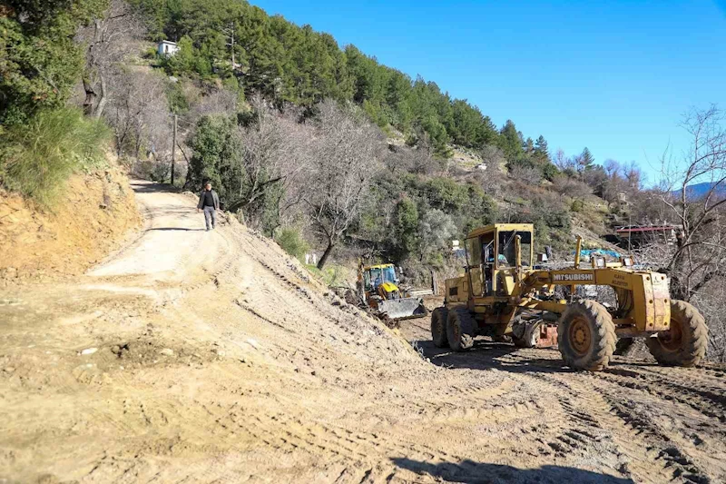 Alanya’da kırsal mahallelerin yol hasreti sona eriyor
