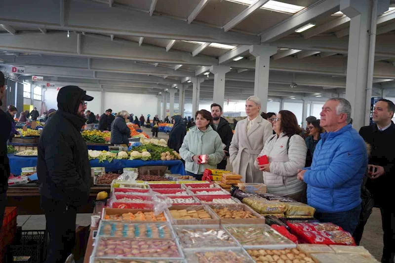 Başkan Subaşı pazar esnafının dertlerini dinledi
