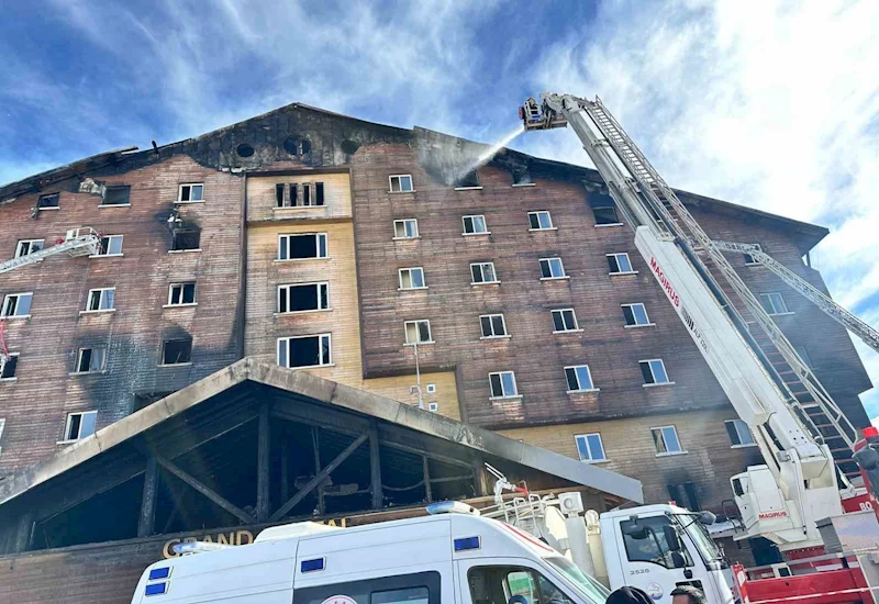 Sakarya itfaiyesi Kartalkaya’da yangına desteğe katıldı
