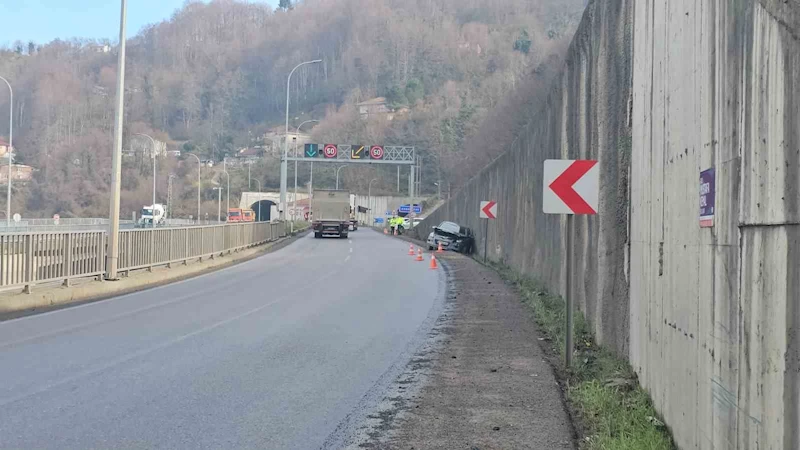 Ters yönde seyreden araca çarpmamak için kaza yaptı
