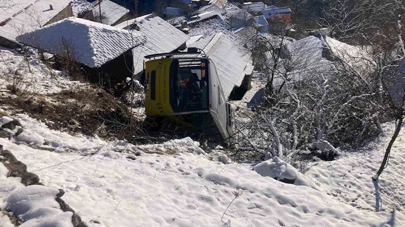 Belediye yolcu otobüsü karlı ve buzlu yolda kontrol çıkarak yamaçtan aşağıya yuvarlandı
