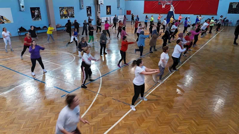 Menemenli kadınlar ücretsiz zumba kursunda buluşuyor
