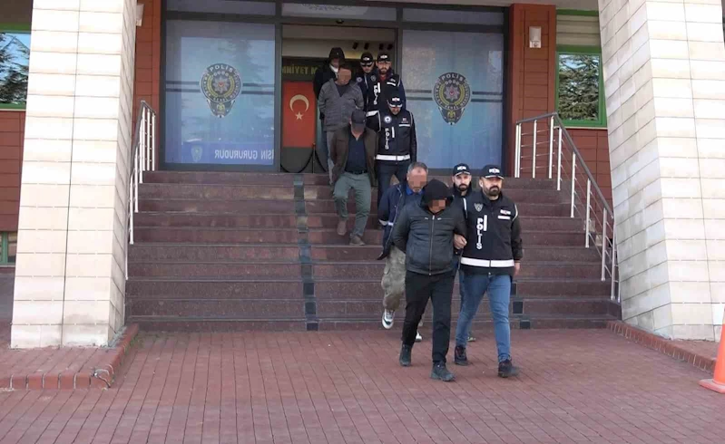 Isparta’da belediye personeli kılığına girip define arayan 5 kişi ilk davada serbest bırakıldı
