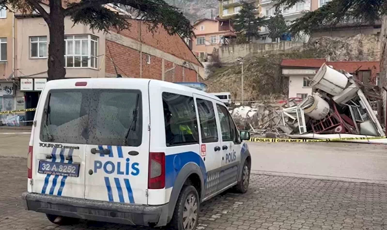 Isparta’da çöken 3 katlı binanın enkazı önünde 5 günlük altın nöbeti
