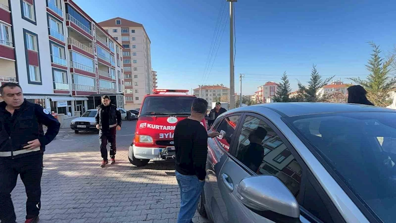 Otomobilde kilitli kalan bebeği ‘Kırmızı Balık’ izleterek sakinleştirdiler
