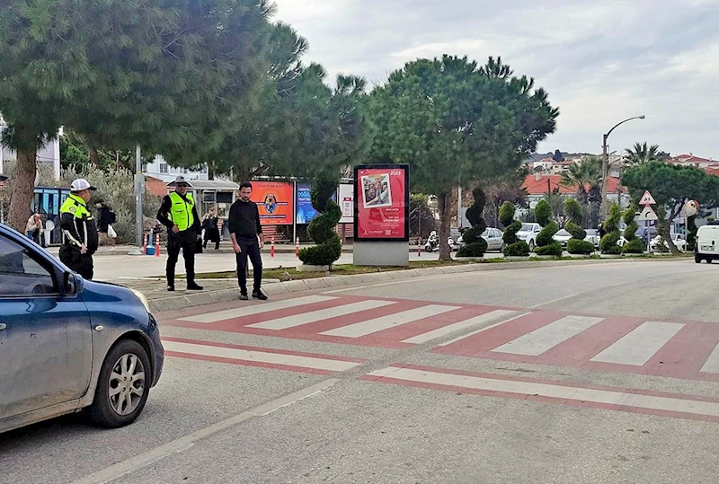 Çeşme’de yayalara öncelik uygulamaları devam ediyor
