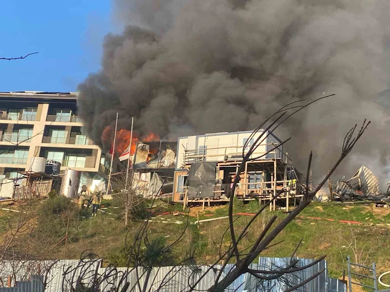 Üsküdar’da işçilerin kaldığı konteynerler alev alev yandı
