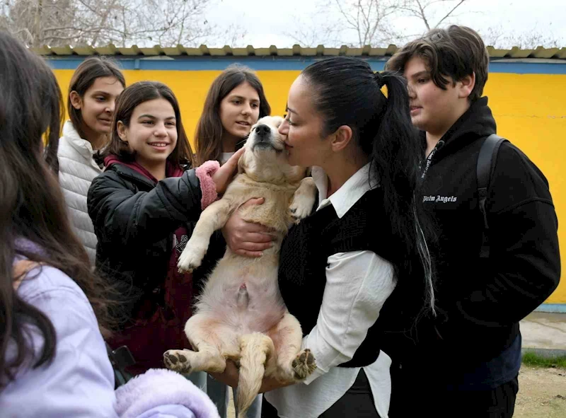 Kuşadası Belediyesi’nden öğrencilere karne hediyesi
