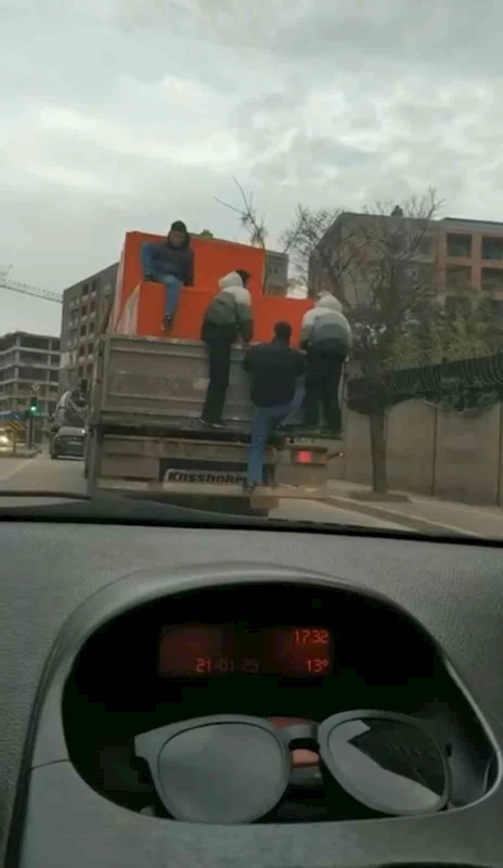 Gençlerin tehlikeli yolculuğu kamerada
