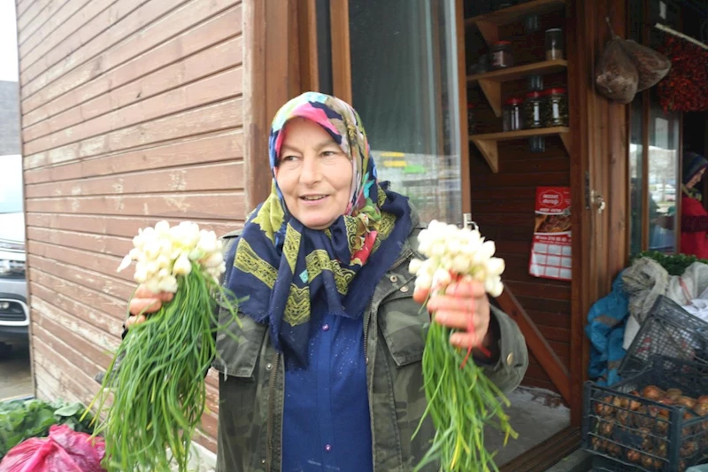 Köy hayatı şehirdeki pazarlarla ayakta kalıyor
