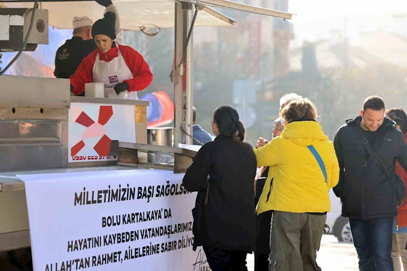 Büyükşehir yangında hayatını kaybedenler için lokma dağıttı
