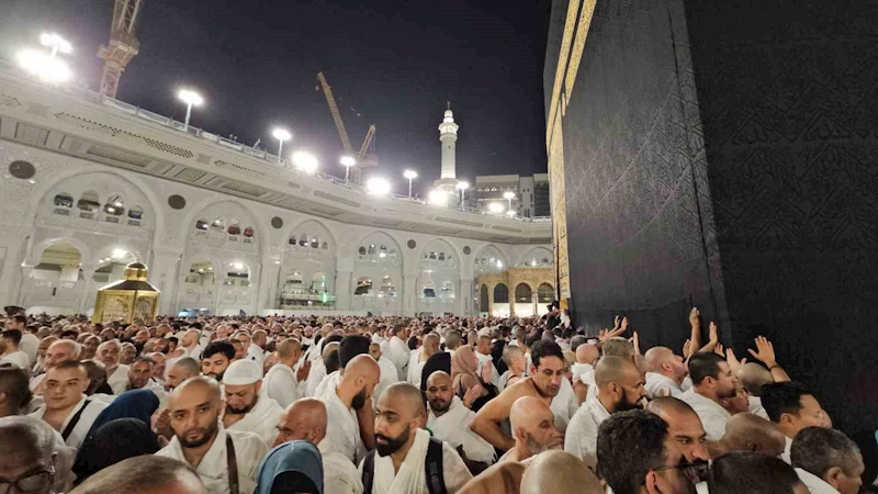 Yüzbinlerce Müslüman Kabe’yi tavaf etti
