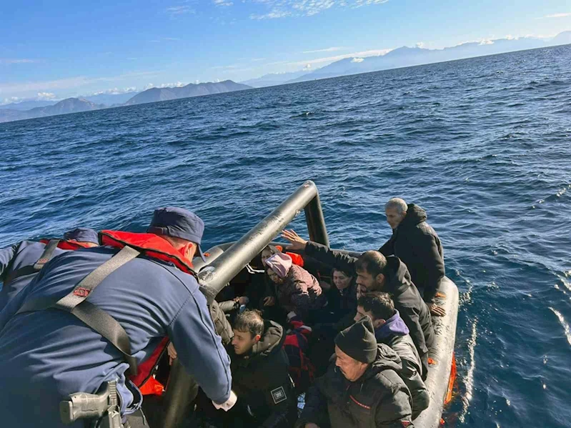 Yunanistan’ın ölüme ittiği 16’sı çocuk 51 düzensiz göçmen kurtarıldı
