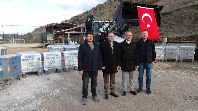 Tavşanlı ilçesine konteynerler ve yeni kepçe teslim edildi
