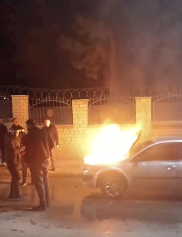 Elazığ’da seyir halindeki otomobil alev topuna döndü
