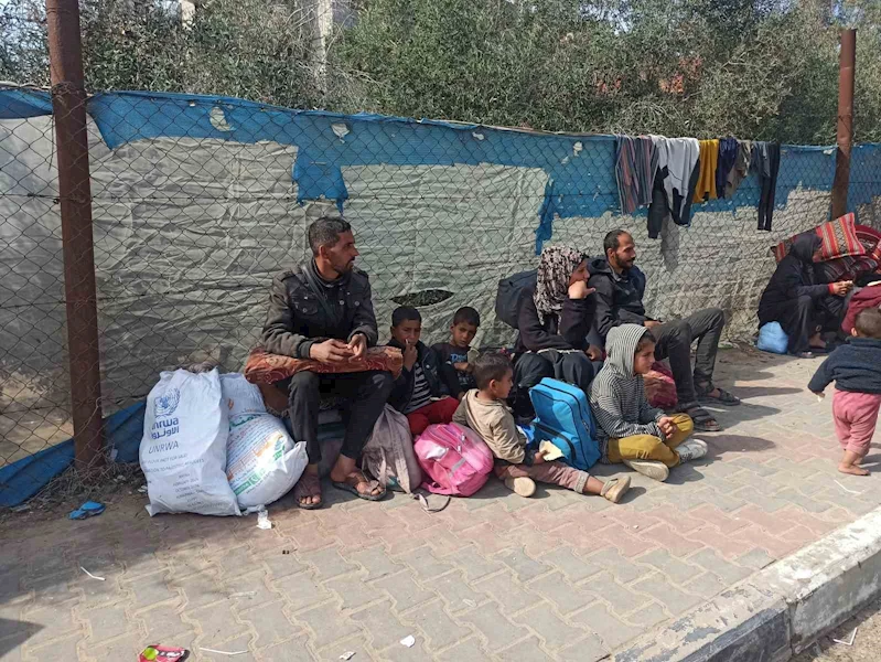 Gazze Şeridi’nin kuzeyindeki evlerine dönmek isteyen Filistinlilerin bekleyişi sürüyor
