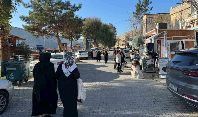 Halfeti’deki yaz havası turist yoğunluğu oluşturdu
