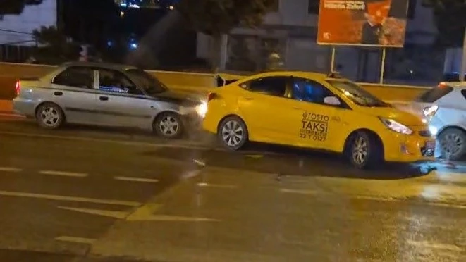 Trafik ışıklarında 4 aracın karıştığı zincirleme kaza kamerada: 2 yaralı
