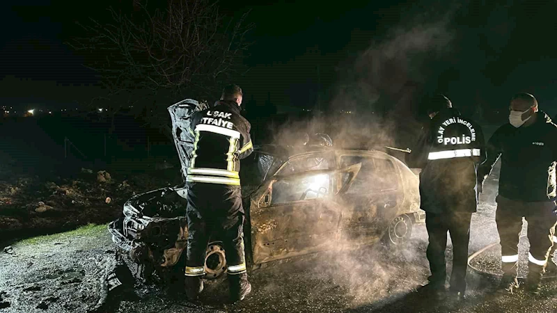 Yanan otomobilde feci şekilde can verdi
