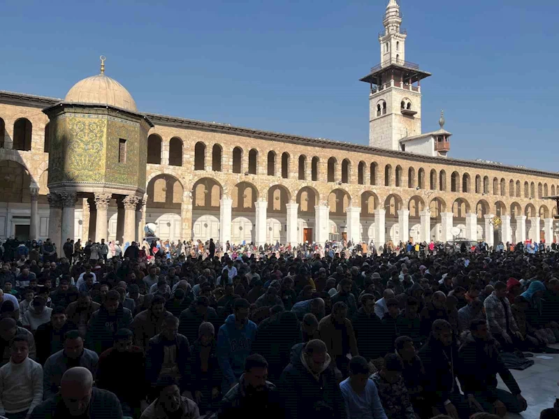 Emevi Camii’nde cuma namazı yoğunluğu
