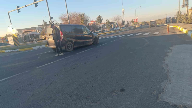 Mardin’de seyir halindeki aracın lastiği yerinden çıktı
