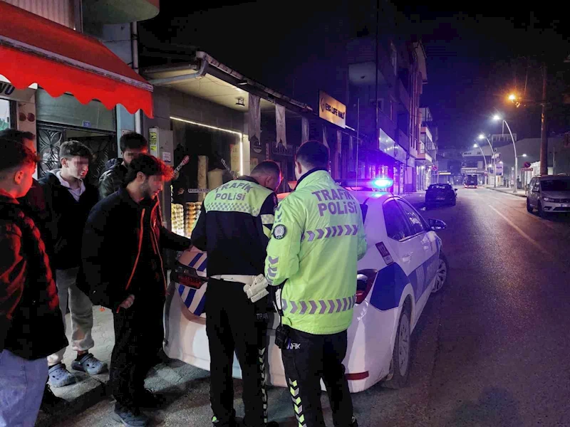 Çakarı açık bırakıp pastaneye gittiler, geri döndüklerinde cezadan kaçamadılar
