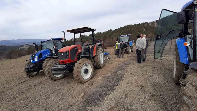 Köye ait tarlayı hep beraber ektiler: Geliriyle köyün ihtiyaçları karşılanacak
