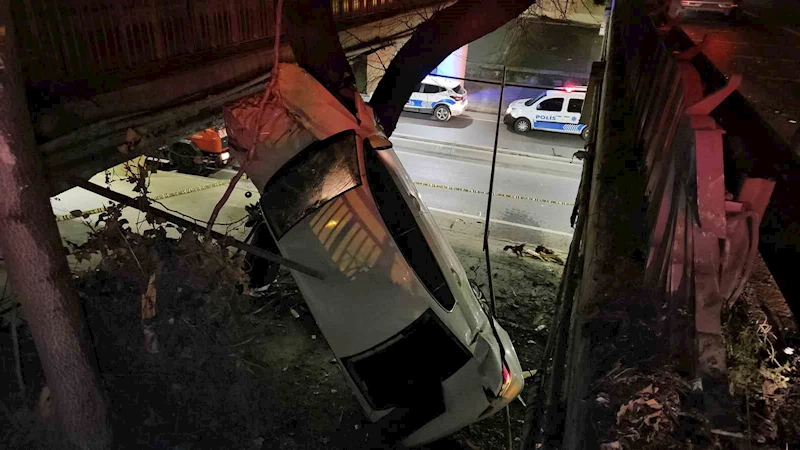 Ataköy’de alkollü sürücünün kontrolünü kaybettiği araç yol ayrımındaki boşluğa düştü
