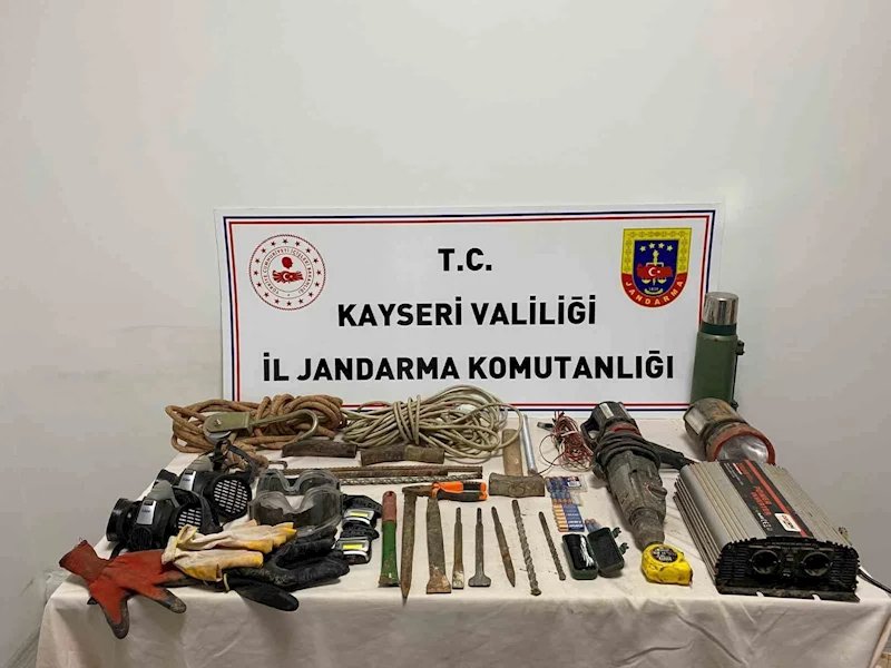 Tümülüste kaçak kazıya suçüstü