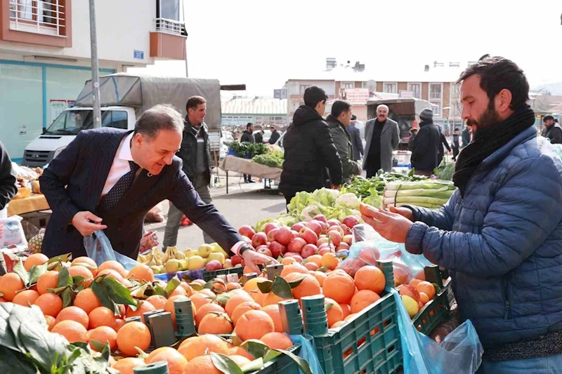 Vali Usta pazara indi, esnaf ve vatandaşla sohbet edip alışveriş yaptı
