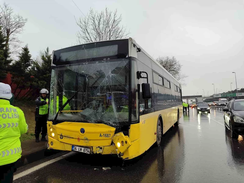 Bahçelievler’de kayganlaşan yolda kontrolden çıkan İETT otobüsü reklam panolarına çarptı
