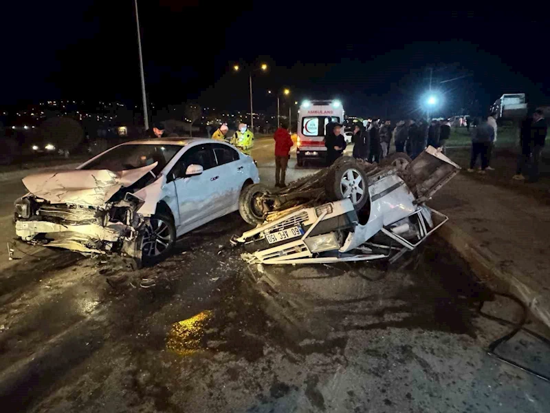 Fiat Tofaş kazada demir yığınına döndü, 3 kişi yaralandı
