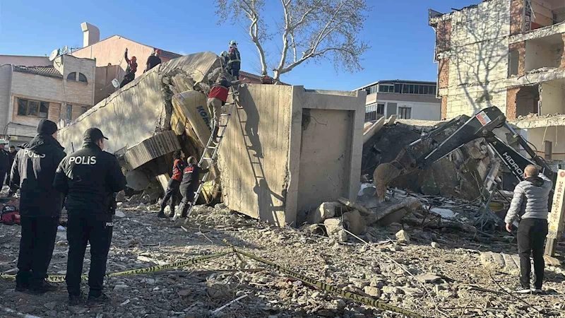 Uşak’ta yıkım esnasında iş makinesi operatörü enkaz altında kaldı
