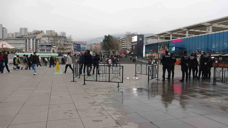 Herkesin gözü önünde amcasını defalarca bıçakladı
