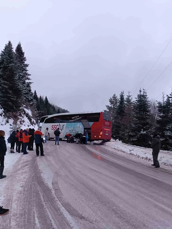 Kartalkaya yolunda kontrolden çıkan yolcu otobüsü yolu kapattı
