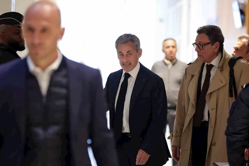 Fransa Cumhurbaşkanı Sarkozy’nin Libya’dan yasa dışı finansman sağladığı iddiasıyla yargılandığı dava başladı
