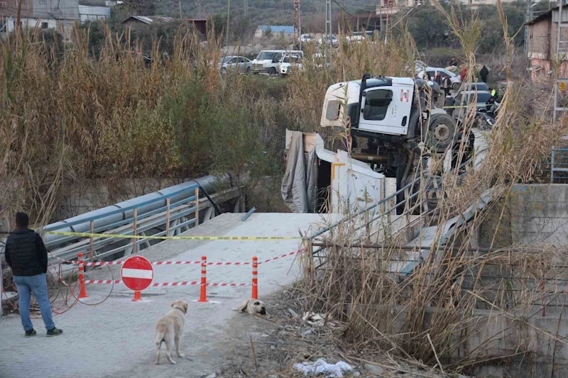 Hafriyat kamyonu geçtiği esnada köprü çöktü
