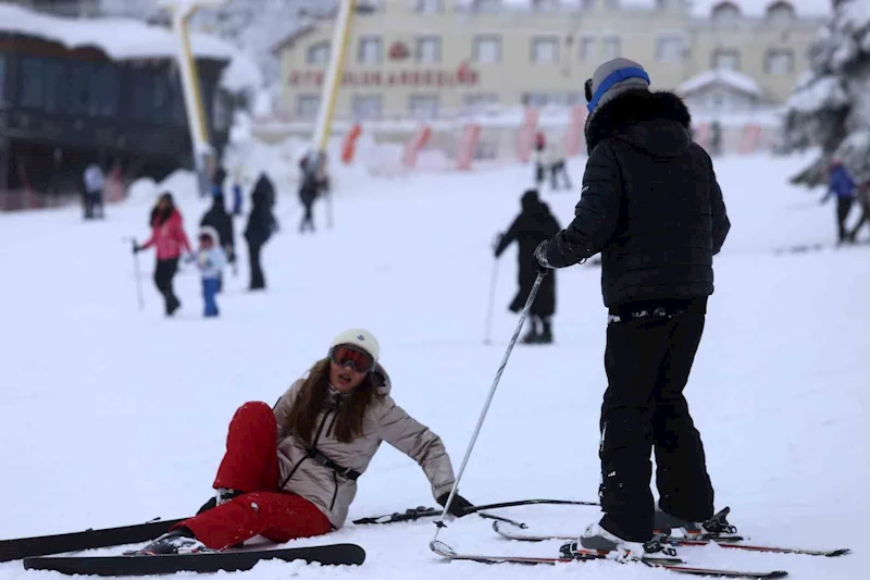 Uludağ’da kayak yaparken düşen kayakçılar kameralara yakalandı
