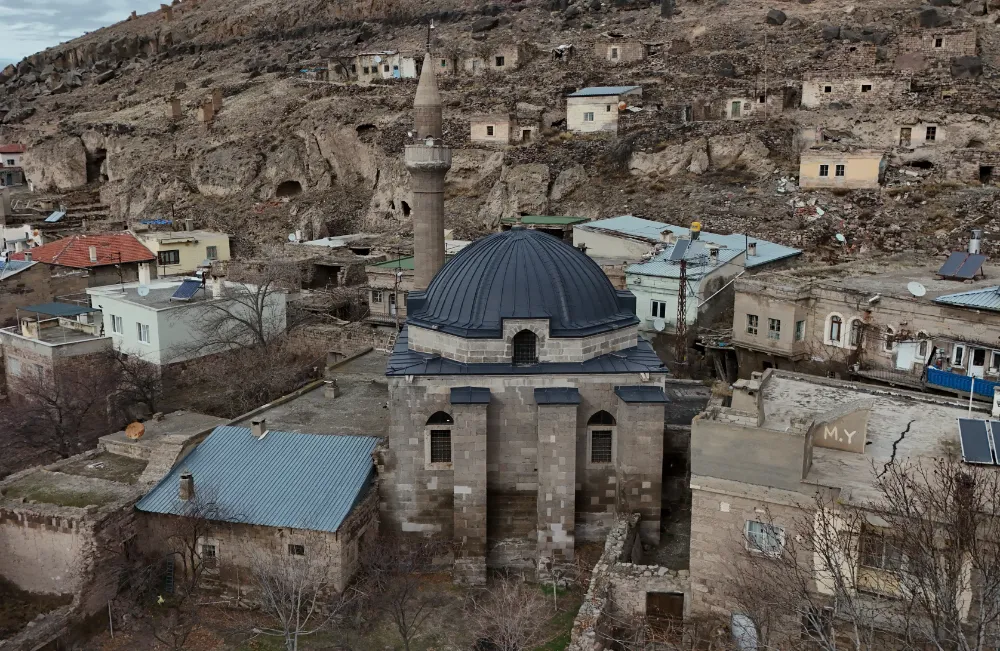 Asırlara meydan okuyan cami, dimdik ayakta